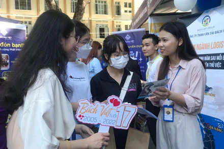 Sinh viên tìm hiểu thông tin việc làm tại ngày hội.