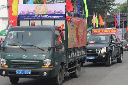 Đoàn xe cổ động hưởng ứng Tháng hành động Quốc gia phòng, chống HIV/AIDS năm 2022 và Ngày Thế giới phòng, chống AIDS.