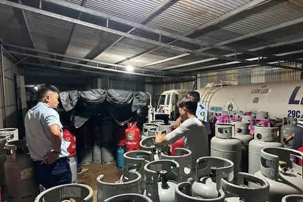 Lực lượng chức năng kiểm tra cơ sở sang chiết gas trái phép của ông Đức.