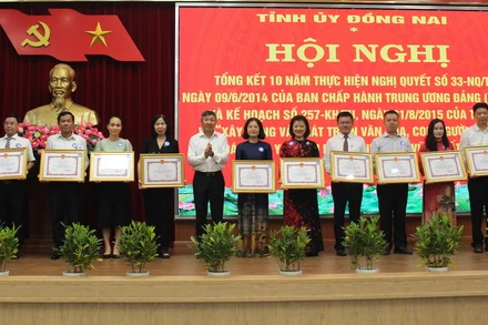 Phó Bí thư Thường trực Tỉnh ủy Đồng Nai Hồ Thanh Sơn trao khen thưởng cho các tập thể.