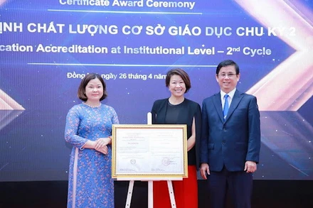 Lãnh đạo Trung tâm Kiểm định chất lượng giáo dục Đại học Quốc gia Thành phố Hồ Chí Minh trao chứng nhận đạt chuẩn kiểm định chất lượng chu kỳ 2 cho Trường đại học Lạc Hồng.