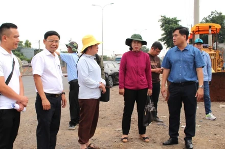 Bí thư Thành ủy Biên Hòa Hồ Văn Nam (bên phải) kiểm tra công tác giải phóng mặt bằng Dự án đường cao tốc Biên Hòa-Vũng Tàu, đoạn thuộc địa phận phường Phước Tân.