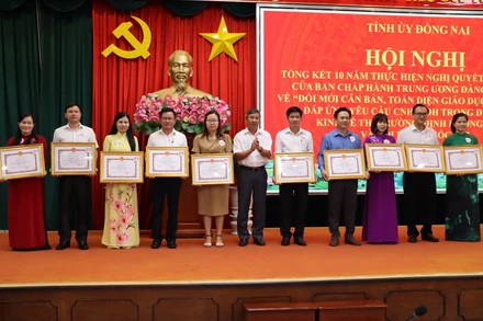 Đồng chí Hồ Thanh Sơn, Phó Bí thư Thường trực Tỉnh ủy Đồng Nai tặng Bằng khen cho các tập thể.