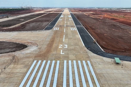 Hệ thống đèn hiệu đường băng số 1 Sân bay Long Thành sử dụng công nghệ LED, nhập khẩu từ châu Âu. (Ảnh: ACV cung cấp)