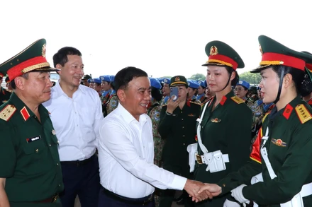 Thường trực Ban Bí thư Trần Cẩm Tú động viên lực lượng tham gia diễu binh đang luyện tập tại Đồng Nai.