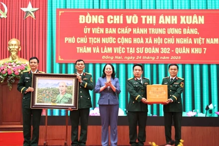 Phó Chủ tịch nước Võ Thị Ánh Xuân tặng quà cho Đảng ủy, Ban Chỉ huy Sư đoàn 302.