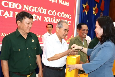 Phó Chủ tịch nước Võ Thị Ánh Xuân tặng quà cho người có công huyện Xuân Lộc, tỉnh Đồng Nai.