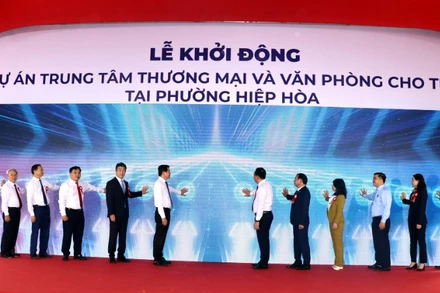 Các đại biểu thực hiện nghi thức khởi động dự án Trung tâm thương mại và văn phòng cho thuê tại phường Hiệp Hòa, thành phố Biên Hòa.
