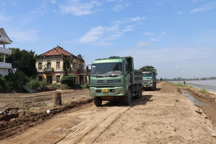 Các xe vận chuyển vật liệu xây dựng lưu thông khu vực trước biệt thự cổ Võ Hà Thanh sáng 27/9.