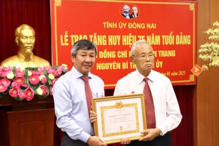 Phó Bí thư Thường trực Tỉnh ủy Đồng Nai Hồ Thanh Sơn trao Huy hiệu 75 năm tuổi đảng cho đồng chí Phan Văn Trang.