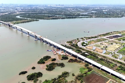 Cầu Nhơn Trạch trên tuyến đường Vành đai 3-Thành phố Hồ Chí Minh kết nối huyện Nhơn Trạch (tỉnh Đồng Nai) và thành phố Thủ Đức (Thành phố Hồ Chí Minh).