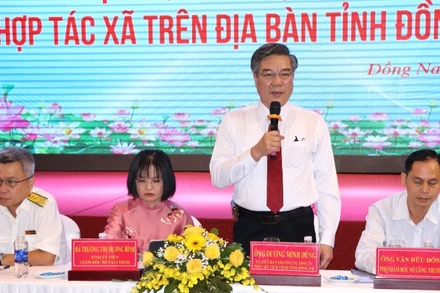 Lãnh đạo Ủy ban nhân dân tỉnh Đồng Nai và các sở, ngành liên quan chủ trì buổi đối thoại. 