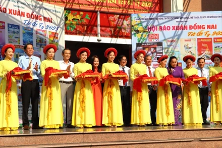 Các đại biểu cắt băng khai mạc Hội báo Xuân Ất Tỵ tỉnh Đồng Nai.