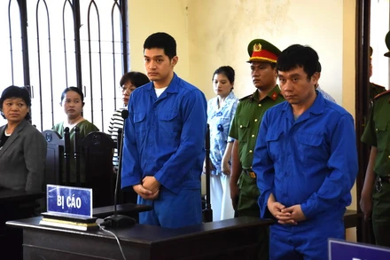 Hai bị cáo Hoàng Văn Tính (bên phải) và Lê Dương tại phiên tòa.