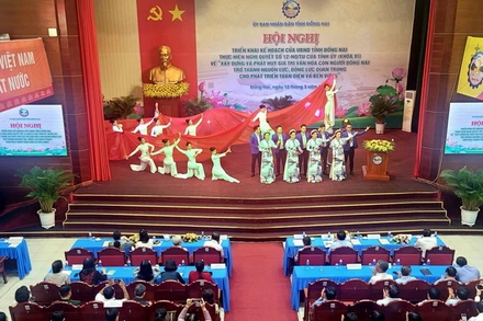 Một tiết mục văn nghệ do các diễn viên Nhà hát Nghệ thuật Đồng Nai biểu diễn.