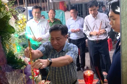 Đại diện cấp ủy, chính quyền thị trấn Hiệp Phước, huyện Nhơn Trạch đến viếng, chia buồn cùng gia đình anh Huỳnh Chí Phúc.