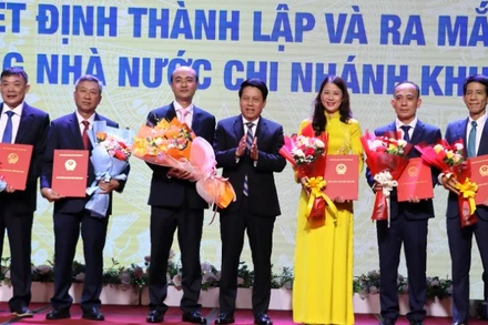 Phó Thống đốc Ngân hàng Nhà nước Việt Nam Phạm Tiến Dũng trao quyết định bổ nhiệm các Phó Giám đốc Ngân hàng Nhà nước khu vực 12.