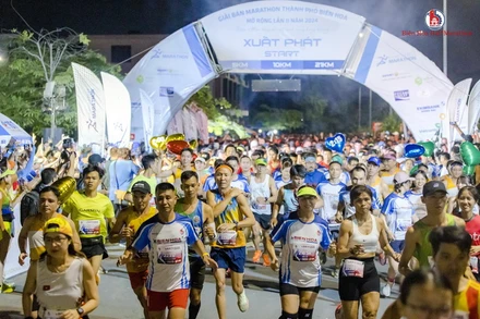 Các vận động viên tham gia thi đấu vào buổi tối tại Giải Marathon Biên Hòa mở rộng lần thứ 2.