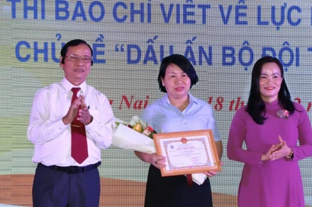 Lãnh đạo Ban Tuyên giáo Tỉnh ủy Đồng Nai và Hội Nhà báo tỉnh trao giải cho tác giả Cù Thị Thuận, phóng viên Báo Đồng Nai đạt giải Nhất cuộc thi Dấu ấn Bộ đội thời bình. 