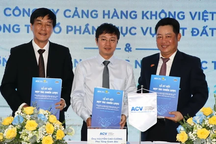 Đại diện lãnh đạo Tổng công ty Cảng hàng không Việt Nam, Công ty cổ phần phục vụ mặt đất Sài Gòn và Trường cao đẳng công nghệ quốc tế Lilama 2 ký kết thỏa thuận hợp tác chiến lược.