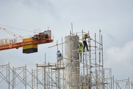 Công nhân thi công nhà ga hành khách sân bay Long Thành.