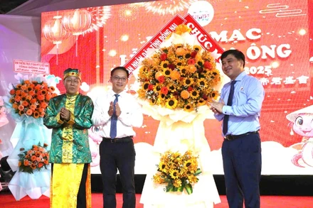 Phó Chủ tịch Ủy ban nhân dân tỉnh Đồng Nai Hồ Văn Hà tặng hoa chúc mừng đại diện Ban tổ chức Lễ hội chùa Ông lần thứ 10 năm 2025.