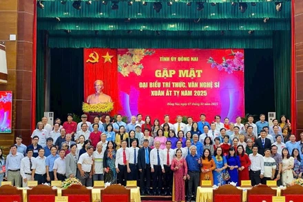 Lãnh đạo tỉnh Đồng Nai cùng với các văn nghệ sĩ, trí thức tại buổi gặp mặt.