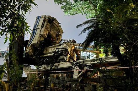 Cần trục sà-lan đang thi công va vào nhà dân khiến nhiều tài sản hư hỏng.