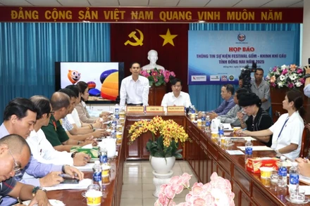 Quang cảnh buổi họp báo.
