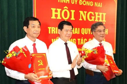 Bí thư Tỉnh ủy Đồng Nai trao quyết định cho đồng chí Dương Minh Dũng (bên phải) và đồng chí Võ Văn Phi (bên trái).