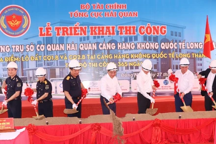 Các đại biểu thực hiện nghi thức khởi công dự án Trụ sở cơ quan Hải quan sân bay Long Thành.