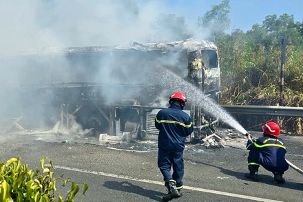 Lực lượng Công an tỉnh Đồng Nai đến hiện trường dập lửa.