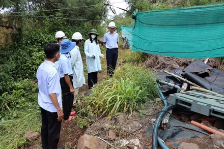 Lực lượng Sở Tài nguyên và Môi trường Đồng Nai kiểm tra khu vực thu gom nước rỉ rác của Khu xử lý chất thải Quang Trung.