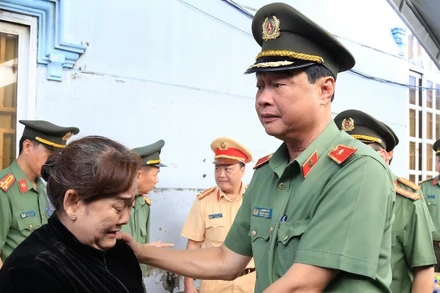 Thiếu tướng Lê Hồng Hiệp, Phó Cục trưởng Cục Công tác chính trị (Bộ Công an) thăm hỏi, động viên thân nhân gia đình anh Huỳnh Trí Phúc. 