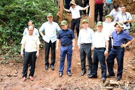 Phó Chủ tịch Ủy ban nhân dân tỉnh Đồng Nai cùng đại diện các sở, ngành và huyện Vĩnh Cửu khảo sát khu vực được đề xuất khôi phục cầu Mã Đà để kết nối 2 tỉnh Bình Phước và Đồng Nai.