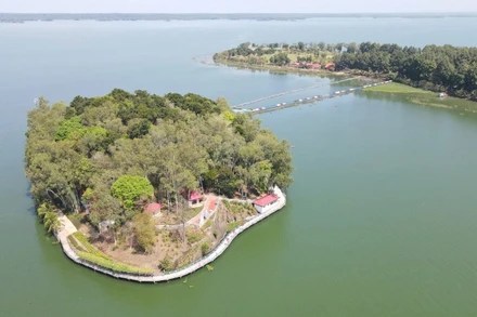 Đảo Ó, đảo Đồng Trường được ví như hai hòn "đảo ngọc" giữa lòng hồ Trị An.