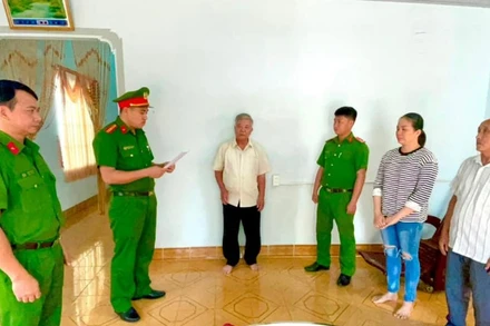 Lực lượng Công an đọc quyết định khởi tố bị can Nguyễn Văn Thế (thứ 3 từ trái sang). (Ảnh: CA Đồng Nai)