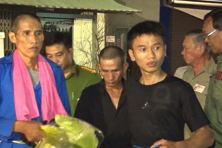 Lực lượng công an bắt giữ 3 đối tượng trộm cắp.