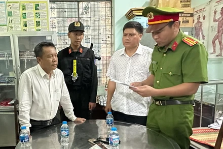 Cơ quan Cảnh sát điều tra Công an thành phố Biên Hòa đọc lệnh khởi tố bị can đối với Nguyễn Văn Nhuần.