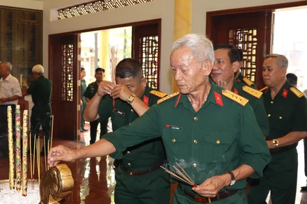 Các đại biểu thắp hương tại Nhà truyền thống thờ Chủ tịch Hồ Chí Minh và anh hùng liệt sĩ hy sinh cho quá trình đấu tranh giành độc lập của dân tộc. 