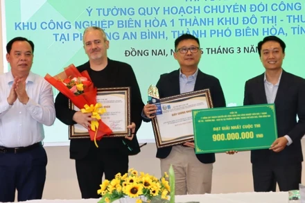 Phó Bí thư Tỉnh ủy, Chủ tịch Ủy ban nhân dân tỉnh Đồng Nai Võ Tấn Đức trao giải Nhất cuộc thi.