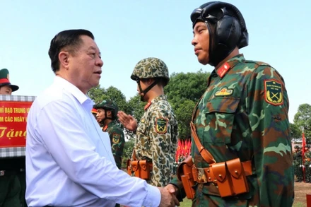 Đồng chí Nguyễn Trọng Nghĩa thăm, động viên chiến sĩ tham gia tập luyện diễu binh tại Sư đoàn 309.