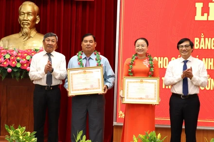 Hai cá nhân vinh dự đón nhận Bằng khen của Thủ tướng Chính phủ. 