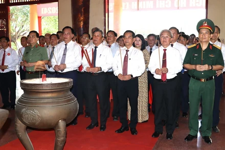 Các đồng chí lãnh đạo chủ chốt tỉnh Đồng Nai dâng hương tưởng nhớ công lao vĩ đại của Chủ tịch Hồ Chí Minh.