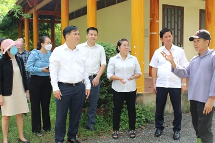 Đồng chí Hồ Văn Nam, Ủy viên Ban Thường vụ Tỉnh ủy Đồng Nai, Bí thư Thành ủy Biên Hòa (thứ 5 từ phải qua) kiểm tra công tác giải phóng mặt bằng dự án đường cao tốc Biên Hòa - Vũng Tàu.