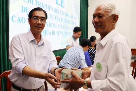 Một người dân nhận tiền bồi thường, hỗ trợ dự án cao tốc Biên Hòa - Vũng Tàu.