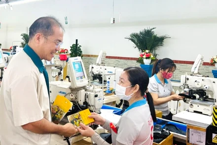 Chủ tịch Công đoàn cơ sở Công ty CP TKG Taekwang Vina Đinh Sỹ Phúc lì xì đầu năm cho công nhân.