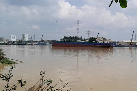 Khu vực hiện trường tàu Bảo Long 03 đi trên sông Đồng Nai phía dưới đường dây vi phạm khoảng cách an toàn gây phóng điện pha C.