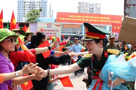 Người dân tỉnh Đồng Nai nồng nhiệt chào đón lực lượng tham gia diễu binh, diễu hành khi đi ga Biên Hòa ra đường Hưng Đạo Vương, thành phố Biên Hòa.