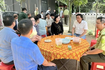 Phó Chủ tịch Ủy ban nhân dân tỉnh Nguyễn Thị Hoàng thăm hỏi, chia buồn, động viên gia đình anh Đinh Văn Kiên.